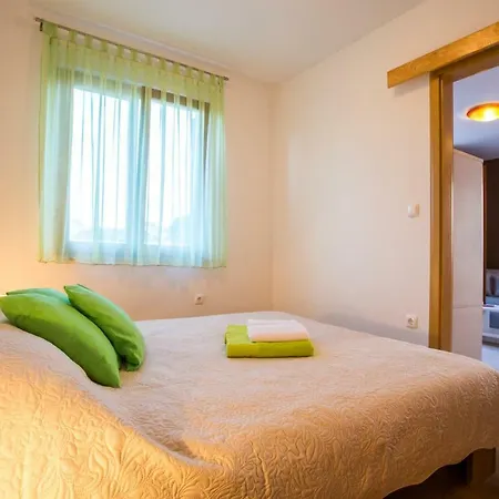 Irena Apartman *